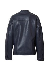 Veste en cuir marine avec une texture lisse, présentant des accents matelassés aux épaules et un col classique, conçue dans une coupe standard avec des fermetures à pression.