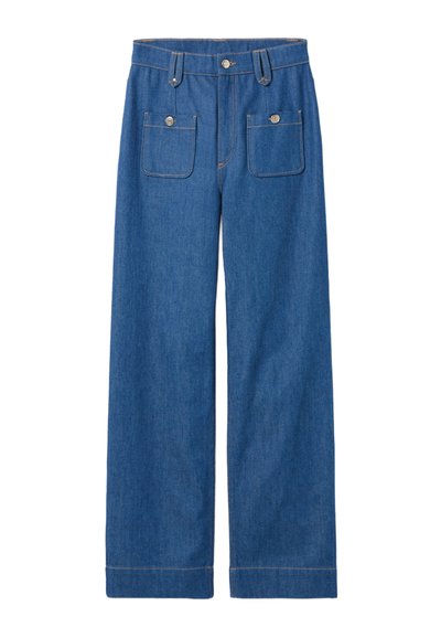 Pantalons en denim à jambe large de bleu moyen, avec deux poches avant à fermeture bouton et des coutures visibles sur les coutures.