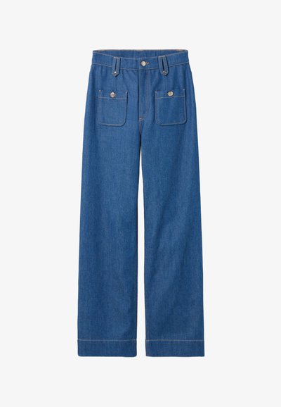 Pantalons en denim à jambe large de bleu moyen, avec deux poches avant à fermeture bouton et des coutures visibles sur les coutures.