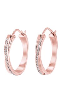 Ohrringe aus Roségold in Form von Creolen haben ein glattes, rundes Design und eine Reihe von kleinen klaren Kristallen auf einer Seite. Sicherer Verschluss.