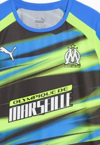 Puma spordisär, millel on sinine, must ja neoonroheline disain, gradienttriibud ning tekst ja logo "Olympique de Marseille".