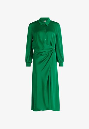 Lang grøn satin kjole med krave, knaplukning foran, lange ærmer, rynkedetalje ved taljen og en let forreste slids.