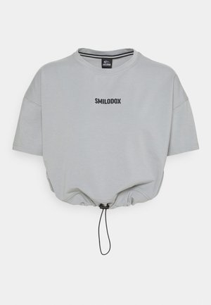 Hellgraues kurzärmeliges Cropped-T-Shirt mit schwarzem "SMILODOX"-Logo auf der Brust und verstellbarem Kordelzugsaum.