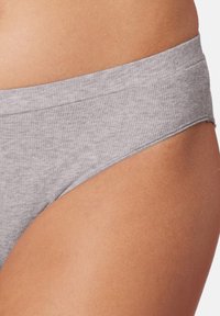 Graue, gerippte Unterwäsche im Bikini-Stil mit glattem Bund und weicher Textur, die einen niedrig geschnittenen Schnitt und minimale Abdeckung bietet.