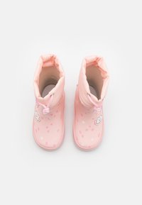 Stivali di gomma rosa con una parte superiore morbida e imbottita, caratterizzati da motivi di nuvole e stelle bianche, e stringhe regolabili per una vestibilità sicura.