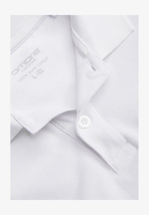 Biała koszulka polo wykonana w 100% z bawełny. Charakteryzuje się teksturowanym materiałem, wyrazistym kołnierzykiem oraz pojedynczym zapięciem na guzik przy listwie.