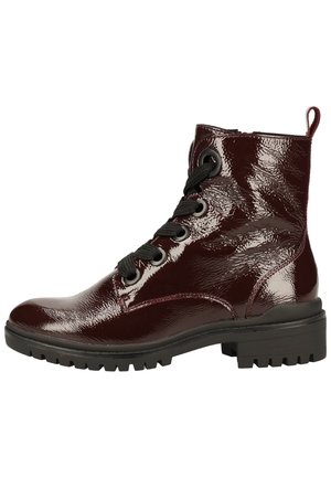 Bottine à lacets rouge foncé brillante avec semelle et talon épais en caoutchouc noir, dotée de grands œillets métalliques et d'une languette à l'arrière.