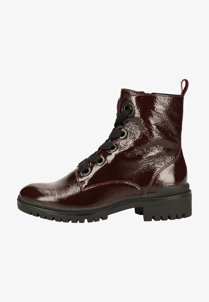 Bottine à lacets rouge foncé brillante avec semelle et talon épais en caoutchouc noir, dotée de grands œillets métalliques et d'une languette à l'arrière.