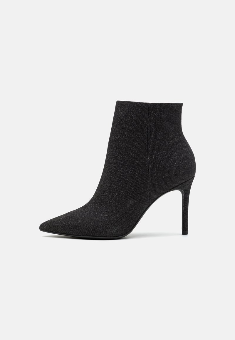 Botines negros con punta afilada, fabricados en tejido texturizado. Presentan un tacón de aguja y una silueta elegante y estilizada.