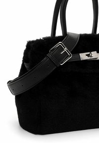 Borsa nera con corpo in pelliccia texturizzata, e dettagli in pelle liscia, manici superiori e una tracolla regolabile con dettaglio in metallo.