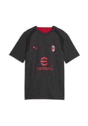 Czarna koszulka piłkarska AC Milan z czerwonym logo Puma, herbem klubu oraz czerwonym tekstem "eFootball" na froncie, krótkimi rękawami i czerwonym wewnętrznym kołnierzem.