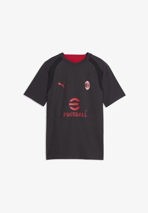 Zwart AC Milan voetbalshirt met rood Puma-logo, clubwapen en rode "eFootball" tekst aan de voorkant, korte mouwen en rode binnenkraag.