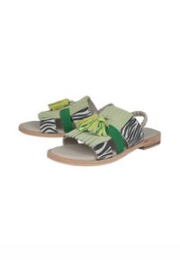 Sandali aperti in verde chiaro e tessuto a fantasia zebra, caratterizzati da un design frangiato e una fascia elastica verde, con suola piatta in legno.