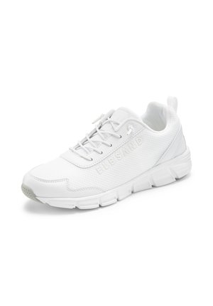 Weißer Sportschuh mit strukturiertem Mesh und glatten Paneelen, Schnürverschluss, ELBSAND-Logo an der Seite und einer flexiblen, segmentierten Sohle.