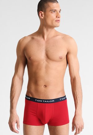 Rote Boxer Shorts aus Baumwolle mit einem schwarzen Bund, auf dem das Logo "TOM TAILOR" aufgedruckt ist. Glatte Textur und taillierte Passform.