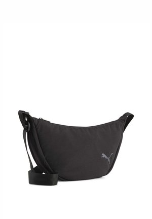 Zwarte stoffen crossbodytas met een gebogen vorm, verstelbare band en subtiel grijs logo detail. Ritssluiting aan de bovenkant.