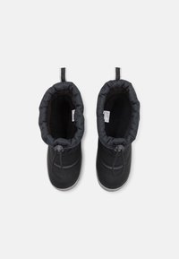 Bottes d'hiver noires avec un dessus texturé, des poignets élastiques et des fermetures à cordon, dotées d'une doublure intérieure douce et de semelles grises.