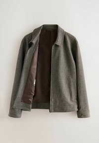 Chaqueta texturizada gris con cuello y forro marrón. Cuenta con bolsillos laterales y cierre de cremallera.