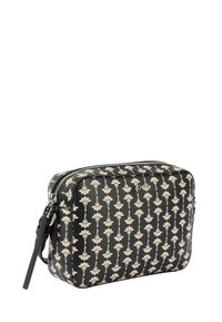 Borsa in ecopelle nera con motivo floreale crema. Presenta una chiusura con cerniera e una tracolla staccabile. Forma rettangolare compatta.