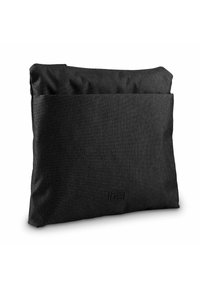 Bolsa de tela negra con una superficie texturizada, que presenta una abertura superior y un bolsillo frontal. Logo grabado en la parte inferior frontal.