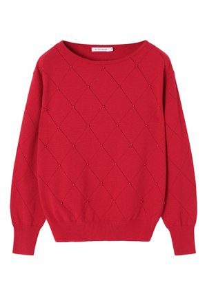 Suéter rojo con un patrón de diamantes y acentos texturizados. Presenta un escote amplio y puños y dobladillo acanalados, confeccionado en una tela suave.