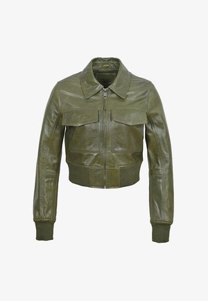 Geknipte olijfgroene leren jas met brede kraag, ritssluiting aan de voorkant, twee borstzakken en geribbelde manchetten. Gladde textuur en slank ontwerp.