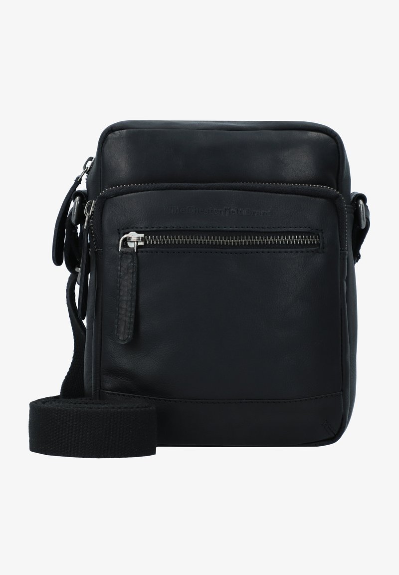 Borsa a tracolla in pelle nera con tasca frontale con zip, tracolla regolabile, texture liscia e discreta branding nella parte superiore.