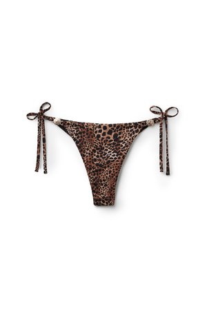 Braguita de bikini con estampado de leopardo, con lazos laterales y detalles decorativos plateados sobre un fondo blanco.