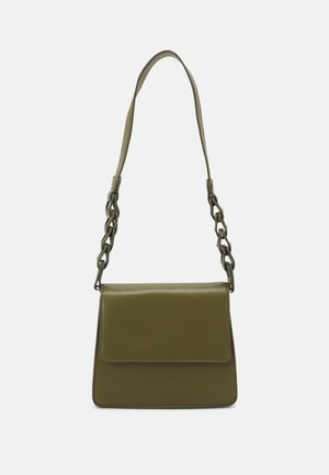 Bolso bandolera rectangular de color verde oliva con cierre de solapa y detalles de cadena en la correa sobre un fondo liso.