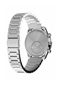 Sudrabains nerūsējošā tērauda pulkstenis ar segmentētu aproci, apaļu korpusu un redzamu aizmuguri. Tam ir kronis un iegravēta zīmola nosaukums.