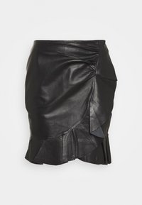 Zwarte leren rok met een gerimpeld ontwerp, een asymmetrische zoom en gelaagde ruches aan de onderkant. Gladde textuur met een aansluitende silhouet.