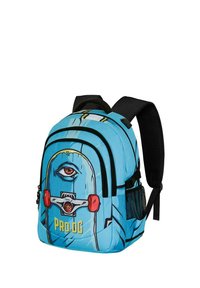 Mochila azul con un gráfico de un ojo, acentos negros y compartimentos con cremallera. Hecha de un tejido duradero con correas ajustables.