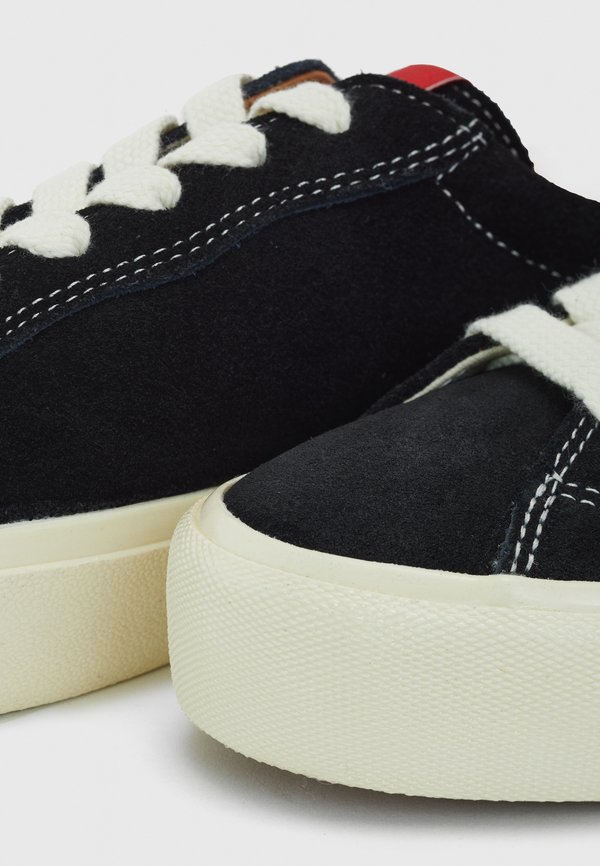 VM003 SUEDE LO UNISEX - Trainers4