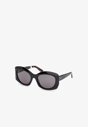 Gafas de sol rectangulares grandes negras con lentes oscuras y sutil marca Pucci en la patilla y los bordes de las lentes.