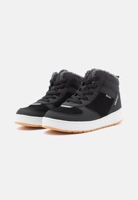 Par de sapatilhas de inverno de cano alto pretas com solas brancas, forro de lã cinza, atacadores e tecido impermeável Gore-Tex, posicionadas sobre fundo branco.