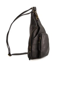 Černá kožená krosna s kulatým tvarem, která má hlavní zipovou přihrádku, přední zipovou kapsu a mosazné kovové detaily.