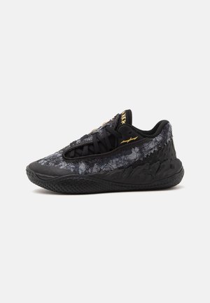 Chaussure de sport noire et grise avec une semelle intermédiaire texturée, une tige en tissu à motifs, des lacets noirs et un petit logo doré près des lacets sur fond blanc.