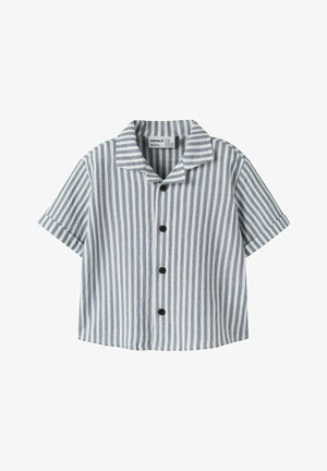 Camiseta de manga corta para niño pequeño con rayas verticales en azul claro y blanco, botones negros y cuello estilo campestre sobre un fondo blanco.