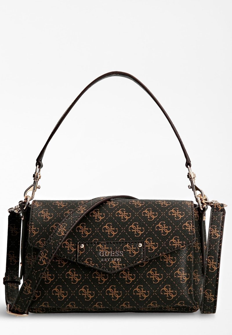 Sac à épaule Guess noir avec motif monogramme marron, fermeture à rabat et anses croisées et supérieures réglables.
