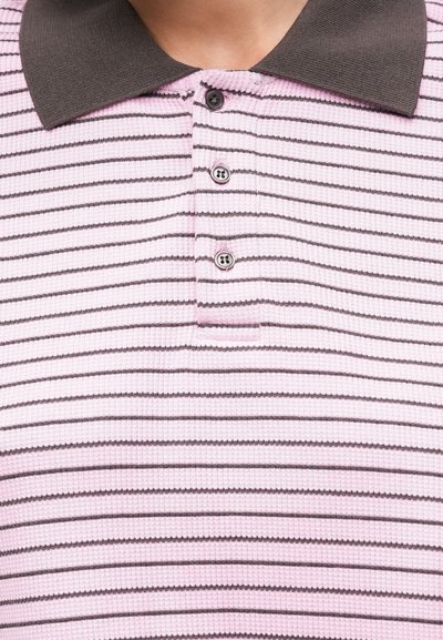 Pruhované tričko polo v ružovej a šedej farbe s textúrovanou látkou, s tmavošedým golierom a trojradovým gombíkovým zapínaním. Horizontálne čiary rôznych šírok.