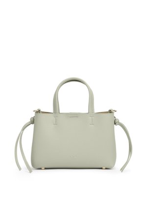 Borsa in pelle grigio chiaro con due manici, lacci laterali e piccoli piedini dorati, in piedi su uno sfondo bianco.