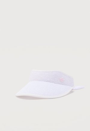 Bílý texturovaný sluneční kšilt s malým růžovým logem Adidas trefoil na předním pásku, zobrazený na jednoduchém světlém pozadí.