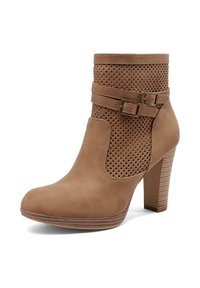 Bota corta de cuero marrón con parte superior perforada, dos correas decorativas con hebillas y tacón alto apilado grueso.