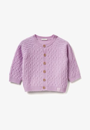 Lila gebreide cardigan met een kabelpatroon, geribbelde boorden en een ronde halslijn. Heeft zes houten knopen aan de voorkant.