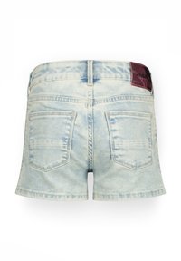 Hellblaue Jeansshorts mit hoher Taille, fransigem Saum und zwei Gesäßtaschen. Der Bund hat ein angenähtes, kastanienbraunes Markenetikett.