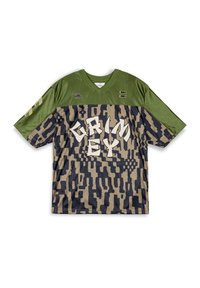 Jersey de manga corta en un patrón de camuflaje verde y beige. Cuenta con un gran texto blanco "GRIMEY" y sutiles acentos texturizados. Diseño con cuello en V.