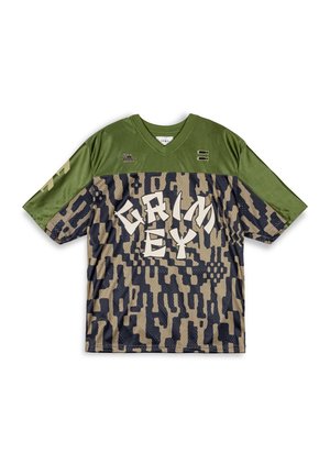 Kurze Ärmel Jersey im grünen und beigen Camouflage-Muster. Mit großem weißen "GRIMEY"-Text und subtilen strukturierten Akzenten. V-Ausschnitt-Design.