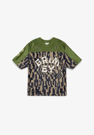 Koszulka z krótkim rękawem w zielono-beżowym wzorze kamuflażu. Posiada duży, biały napis "GRIMEY" oraz subtelne teksturowane akcenty. Projekt z dekoltem w serek.