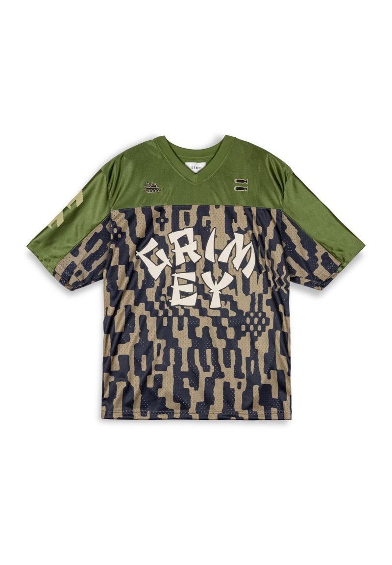Jersey de manga corta en un patrón de camuflaje verde y beige. Cuenta con un gran texto blanco "GRIMEY" y sutiles acentos texturizados. Diseño con cuello en V.