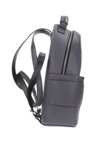 Zaino in pelle grigia dal design elegante, con un compartimento con zip, texture liscia, spallacci regolabili e una tasca laterale.